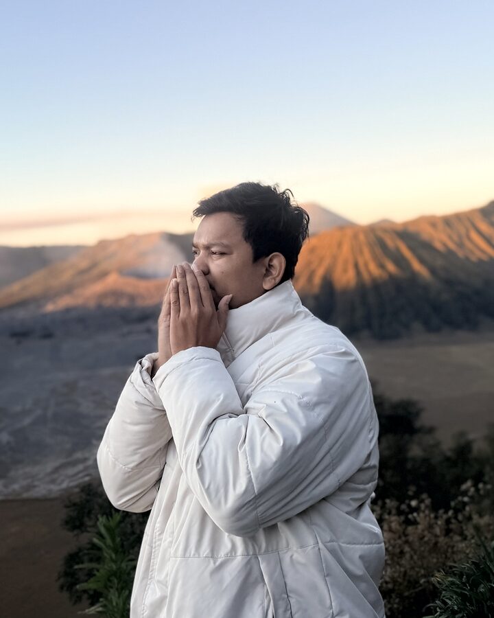 Muhammad Rizqy di tepi kaldera Bromo saat matahari terbit